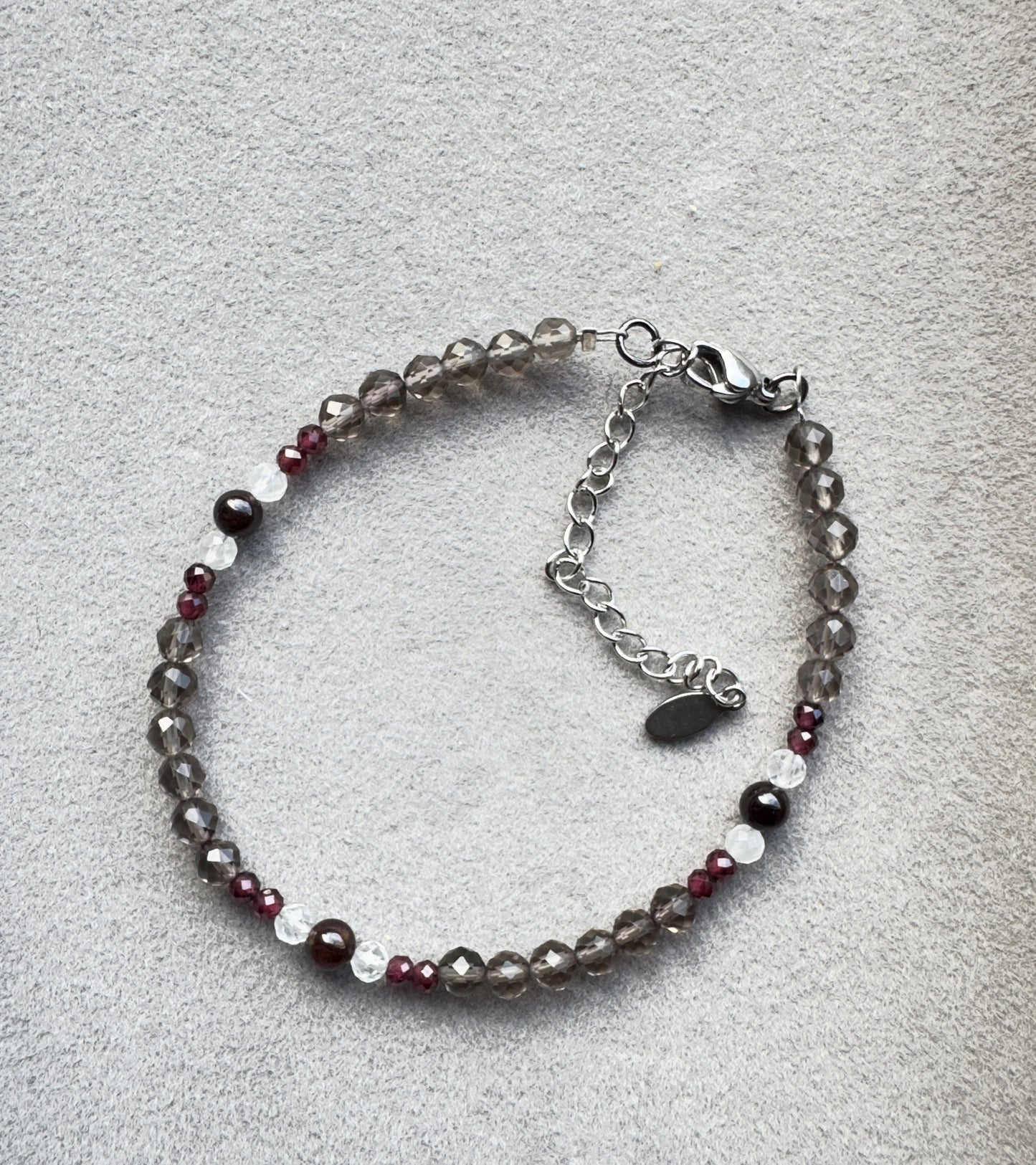 Armband aus Rauchquarz mit Granat und Bergkristall