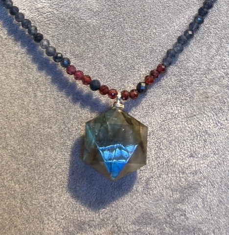 Ingiolith und Rubin mit Labradorit Hexagonanhänger