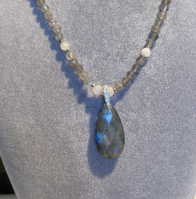 Labradoritkette mit Mondstein und facettierter Labradoritanhänger