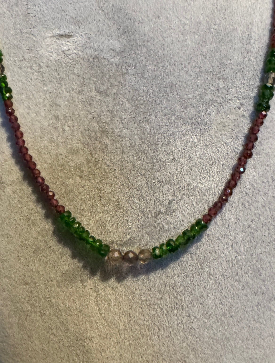 Kette aus Granat, Rauchquarz und Diopsid
