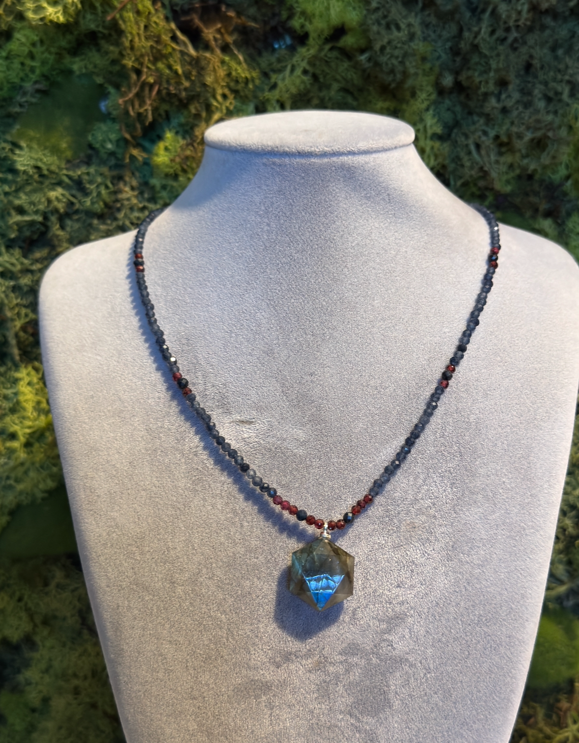 Ingiolith und Rubin mit Labradorit Hexagonanhänger