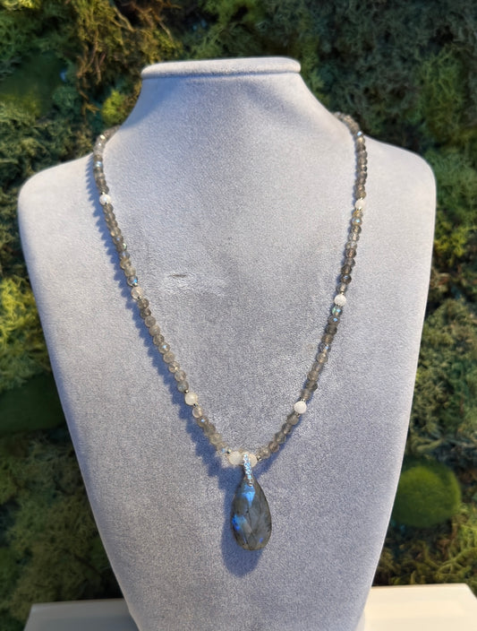 Labradoritkette mit Mondstein und facettierter Labradoritanhänger