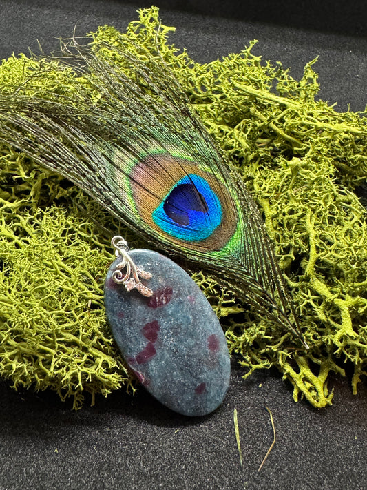 Rubin in Kyanit Anhänger