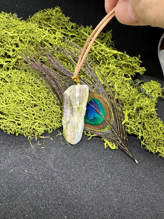 Grün/Rosa Turmalin Rohsteinanhänger mit einer polierten Seite