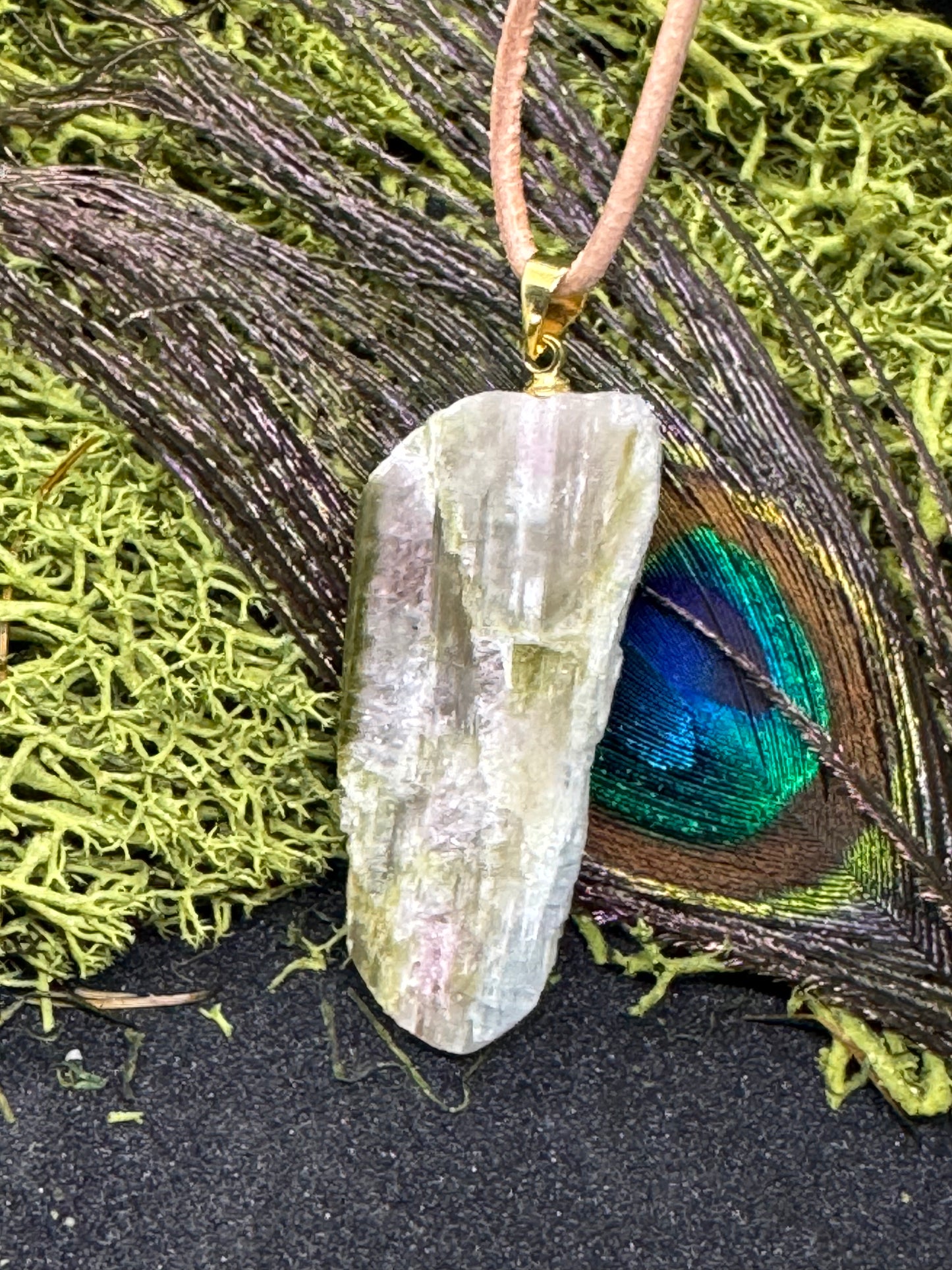 Grün/Rosa Turmalin Rohsteinanhänger mit einer polierten Seite