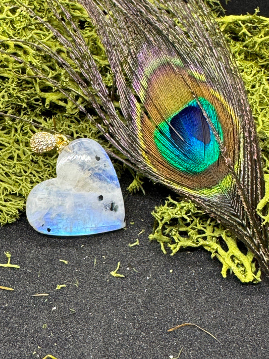 Weißer Mondstein Herzanhänger