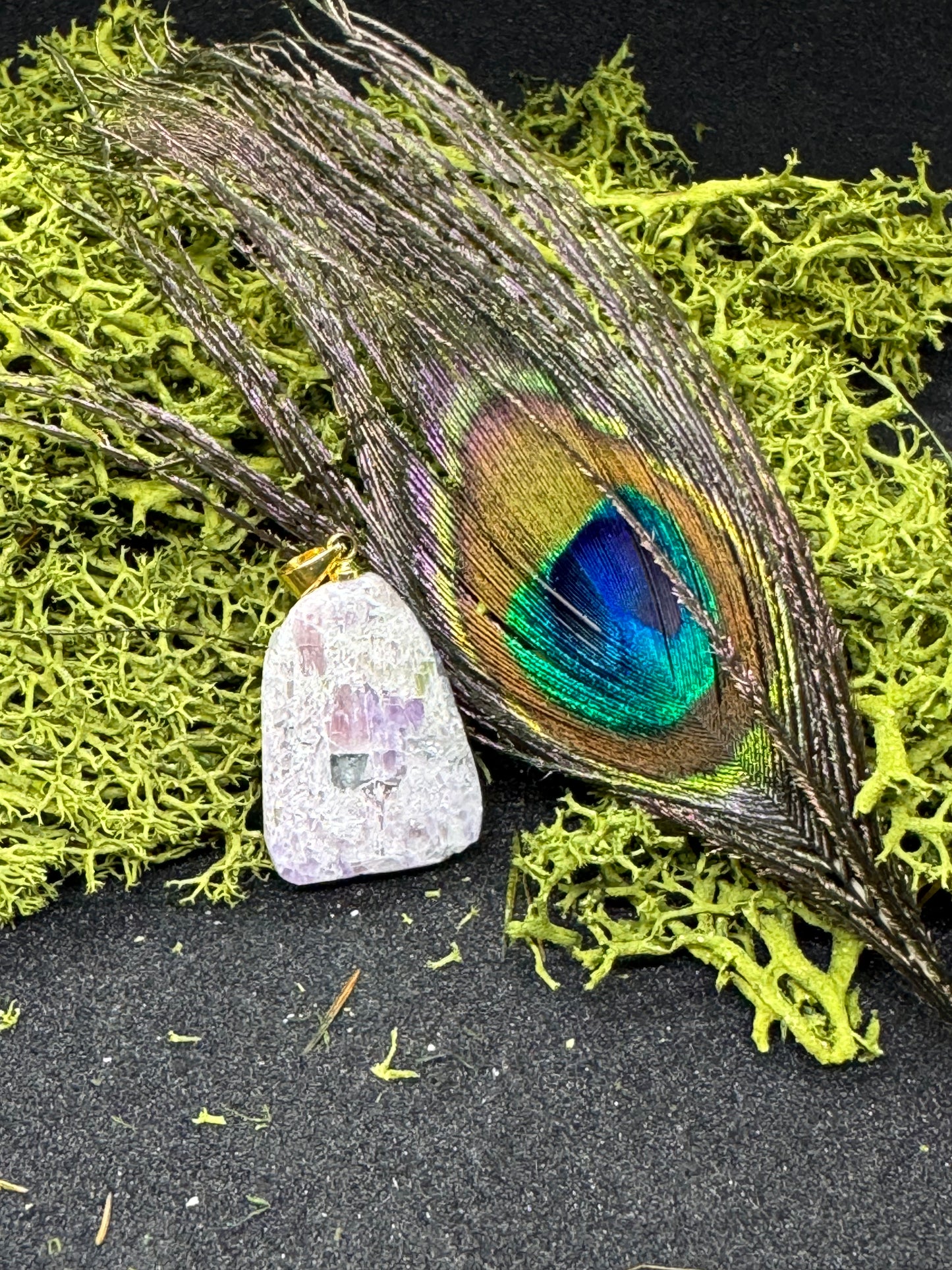 Grün/Rosa Turmalin Rohsteinanhänger mit einer polierten Seite