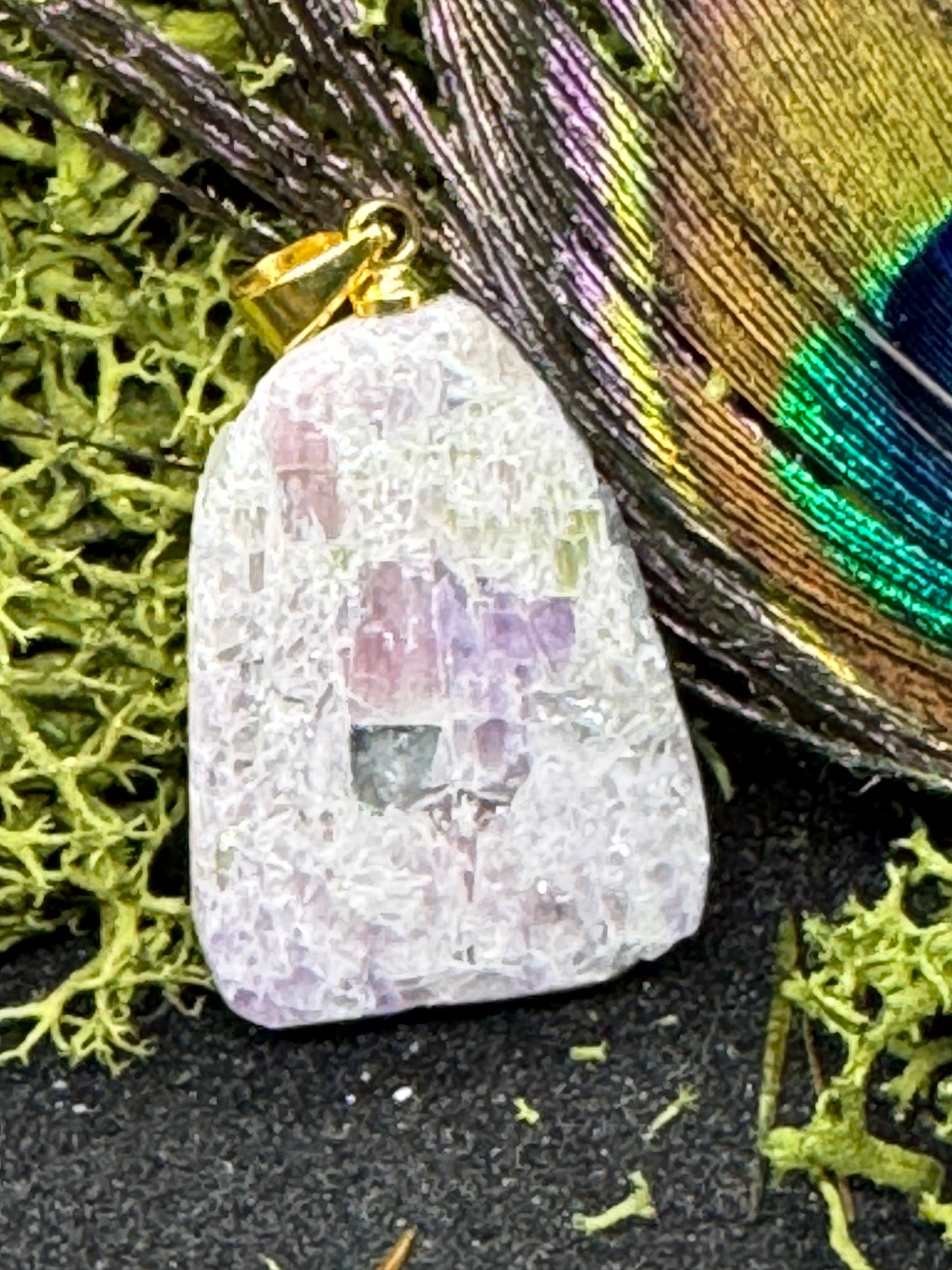 Grün/Rosa Turmalin Rohsteinanhänger mit einer polierten Seite